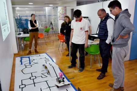 Autoridades del Ministerio de Economía visitaron a los alumnos que viajarán al mundial de robótica