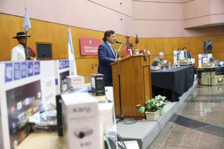 El gobernador entregó equipamiento informáticos a 15 municipios salteños