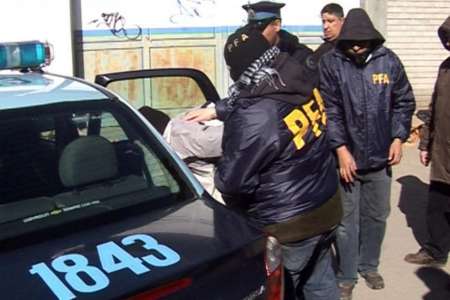 Detienen a dos policías federales sospechados de robar dinero de un operativo antidrogas