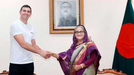 El Dibu Martínez visitó Bangladesh y lo recibió una multitud