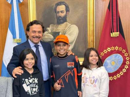 El gobernador recibió al corredor de motocross en infantiles Thiago Calizalla