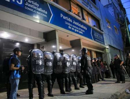 Tensión e incidentes en la sede del PJ por la intervención del partido