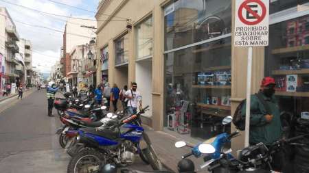 Se intensifican los operativos para evitar el estacionamiento de motos en lugares prohibidos