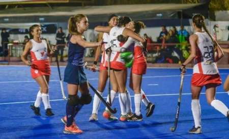 El seleccionado salteño de hockey femenino ganó dos partidos y está en la semifinal