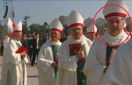 El obispo de Osorno, Juan Barros, durante la misa del Papa Francisco, este martes en Santiago. / FOTO: Twitter vía @adnradiochile