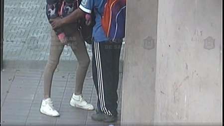 Video: en pleno centro, una joven amenazó con un cuchillo a su pareja