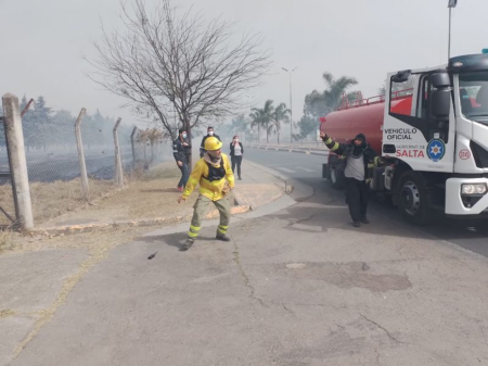 Bomberos trabajaron en un incendio de pastizales en zona norte