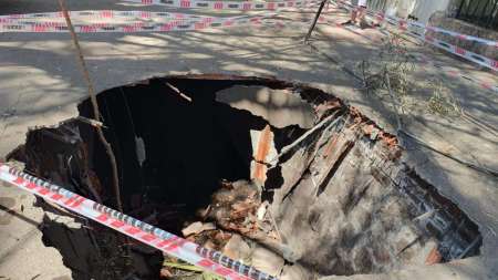 Se derrumbó parte de una vereda en pleno centro salteño