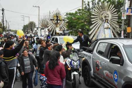 Emoción y fe en la recorrida de las imágenes peregrinas del Milagro por los barrios salteños
