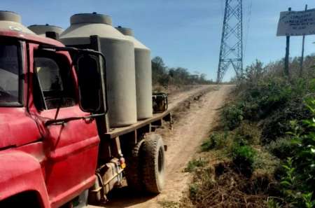 30 camiones cisternas distribuyen agua en las comunidades originarias del norte provincial