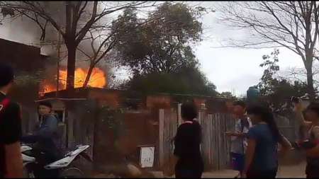 Vecinos se cansaron y prendieron fuego las casas de supuestos vendedores de droga en Coronel Cornejo