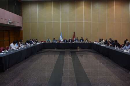 Funcionarios provinciales, intendentes y trabajadores se reunieron para analizar la situación económica