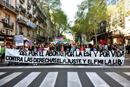 Miles de mujeres marcharon para defender la ley del aborto y la educación sexual integral