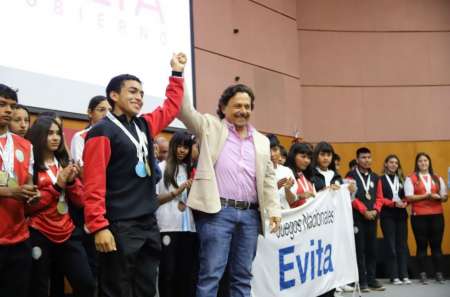 El gobernador recibió y felicitó a la delegación que representó a Salta en los Juegos Evita
