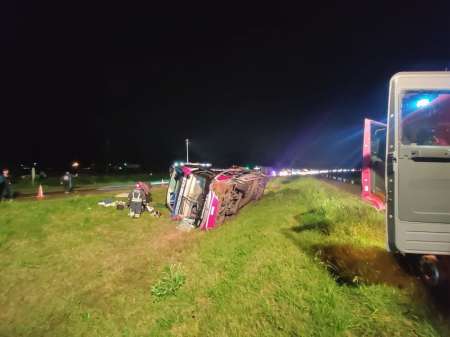 Volcó un micro de egresados en Entre Ríos: hay 10 estudiantes heridos