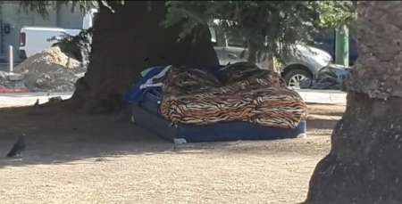 Se brindó asistencia a la mujer que dormía con su hija en la Plaza Güemes