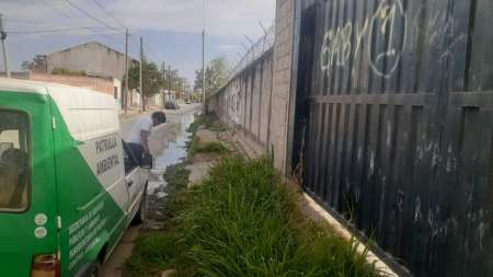 Multaron a un supermercado mayorista por tirar efluentes en la vía pública