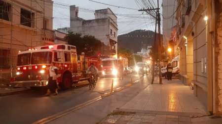 Se cayó un ascensor de un hotel céntrico con 5 turistas