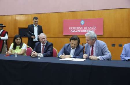 El gobernador entregó herramientas a 29 emprendimientos