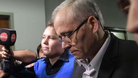 El cura acusado de abuso sexual, frente a las víctimas que lo denunciaron