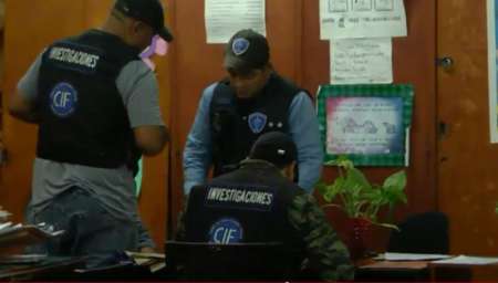 Allanaron la Foja de Servicios del Ministerio de Educación: hay una mujer demorada