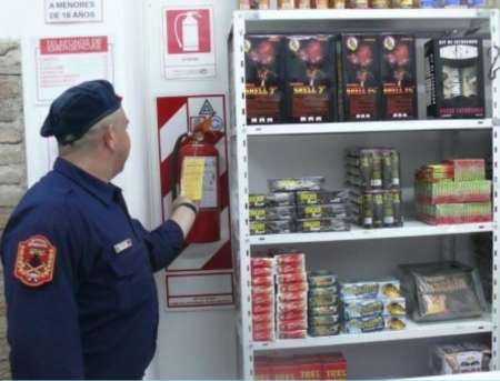 Desde hoy comerciantes salteños pueden tramitar el permiso policial para vender pirotecnia lumínica
