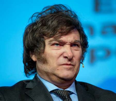 Javier Milei derogó el DNU impulsado por Alberto Fernández