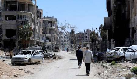 Vista general de una calle en ruinas en Duma, Guta Oriental, este lunes. EFE