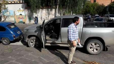 Conductor cometió una infracción, agredió a un periodista y se dio a la fuga