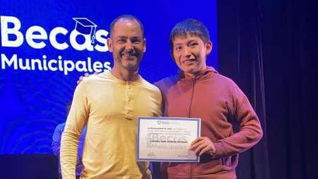 Se entregaron más de 500 becas municipales