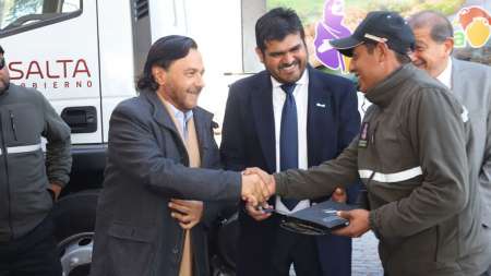 El Gobernador entregó a La Caldera un camión recolector