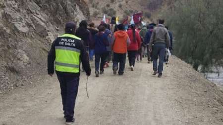 Policías acompañan a cientos de peregrinos