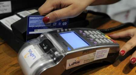 Los bancos sugieren apelar a la tarjeta de débito para mitigar efectos del paro