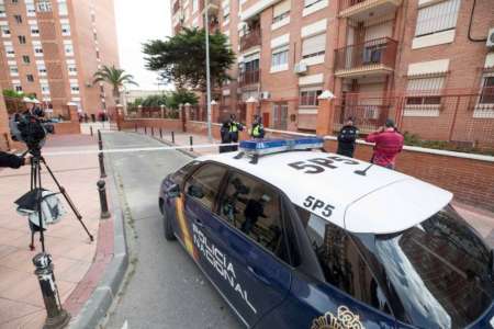 La policía detuvo al agresor, de 70 años. El agredido y asesino confeso fue trasladado al hospital. (Foto: EFE/Marcial Guillén)