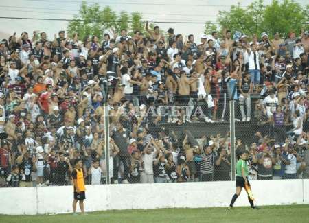 Central Norte excedió la cantidad de hinchas y el estadio desbordó