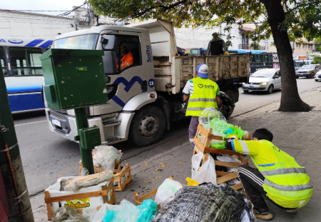 Multan a comerciantes por sacar la basura el día del paro nacional