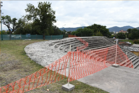 Ejecutan obras en las gradas de la plaza España
