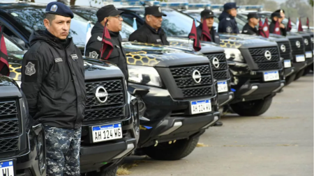 Sáenz encabezó la entrega de vehículos a la Policía