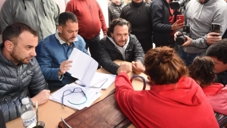 El gobernador atendió consultas de vecinos