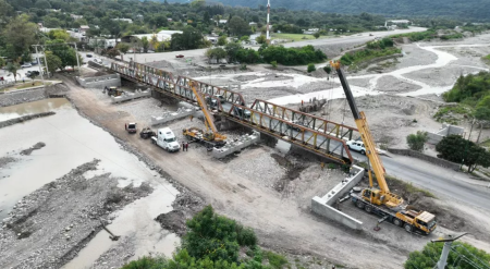 Comenzó el montaje de vigas sobre el río Vaqueros