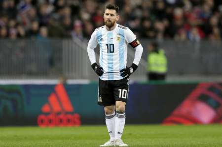 ¿Qué le pasa a Lionel Messi? Una lesión traicionera lo inquieta a menos de dos meses del Mundial