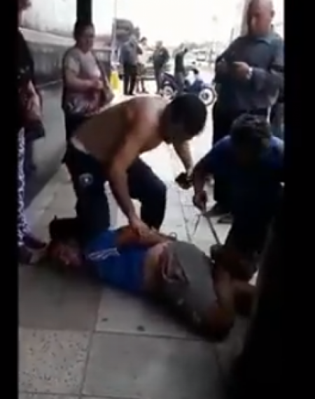 Video: entró a robar a un velorio y fue violentamente reducido