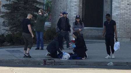 En la imagen, varios peatones asisten a una víctima del atropello en Toronto, Canadá. VÍDEO: ATLAS / FOTO: REUTERS