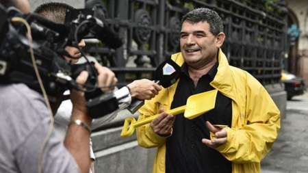 Olmedo llegó a la sesión por “tarifazos” con una pala amarilla