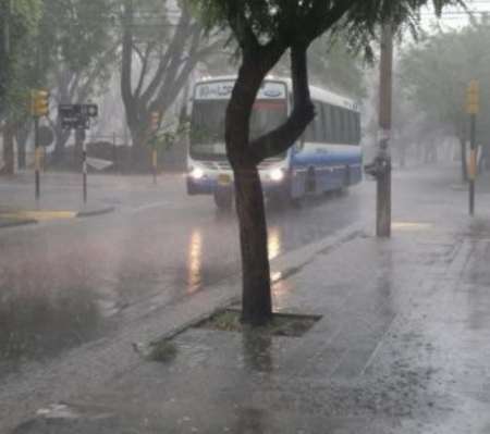 Hoy seguirán las lloviznas y mañana vuelve el calor