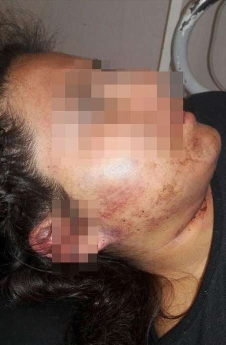 Entregó a una joven para que la viole su banda de amigos adictos