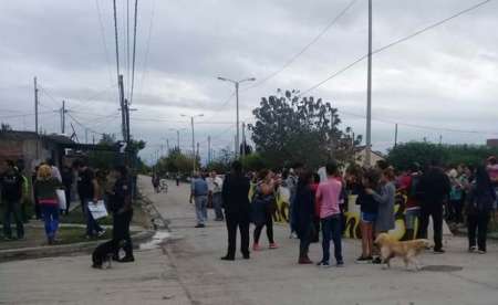Vecinos escracharon la vivienda de uno de los acusados del ataque sexual en zona sur