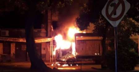 Pirómano incendió un camión y una camioneta en pleno centro de Tartagal