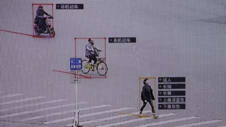 Se calcula que en China hay 180 millones de cámaras que vigilan a sus ciudadanos (Thomas Peter / Reuters)