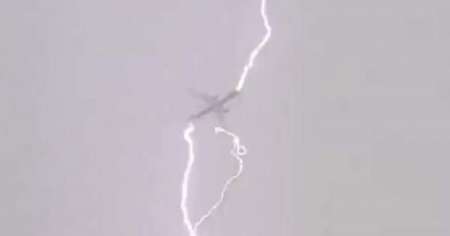 Avión fue impactado por un rayo en pleno vuelo